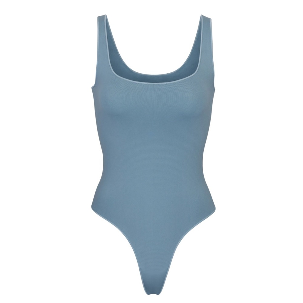 SKIMS essential bodysuit NWOT SCOOP NECK